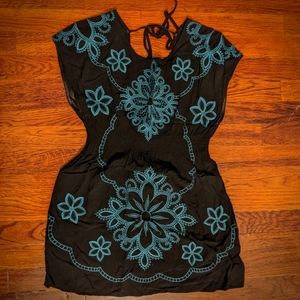 V back tunic top with blue embroidery